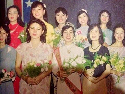 Hoa hậu Bùi Bích Phương (người đội vương miện), Á hậu Thu Mai (thứ 2 từ trái qua) cùng các thí sinh trong Top 10 Hoa hậu toàn quốc báo Tiền Phong 1988. Hoa hậu Bùi Bích Phương (người đội vương miện), Á hậu Thu Mai (thứ 2 từ trái qua) cùng các thí sinh trong Top 10 Hoa hậu toàn quốc báo Tiền Phong 1988 - Ảnh: TƯ LIỆU