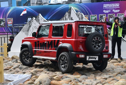 Suzuki Jimny 5 cửa chốt 1.200 đơn đặt hàng chỉ sau 3 ngày ra mắt- Ảnh 2. Với giá khởi điểm tương đương 723,6 triệu đồng tại Indonesia, bản này hứa hẹn còn rẻ hơn bản 3 cửa tầm trung của Jimny sắp về Việt Nam - Ảnh: Kompas