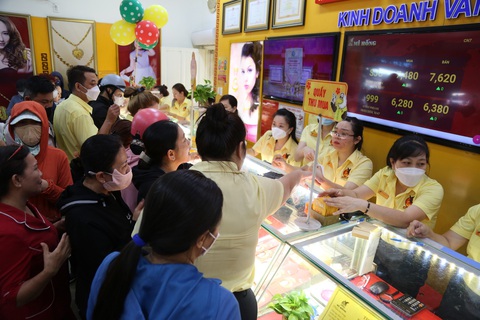 Chênh lệch giá vàng miếng SJC thu hẹp sau ngày Thần Tài- Ảnh 1. Nhu cầu mua vàng trong ngày Thần Tài tăng cao nhưng sau ngày này thị trường vàng lại trầm lắng - Ảnh: PHƯƠNG QUYÊN