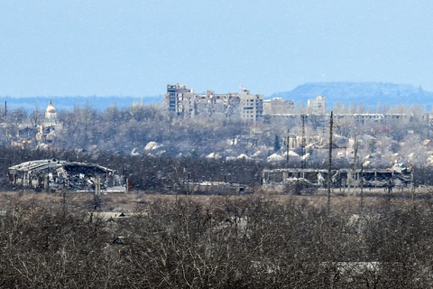 Góc nhìn vào thành phố Avdiivka từ khu vực Donetsk do Nga kiểm soát, ảnh chụp ngày 19-2 - Ảnh: AFP Góc nhìn vào thành phố Avdiivka từ khu vực Donetsk do Nga kiểm soát, ảnh chụp ngày 19-2 - Ảnh: AFP