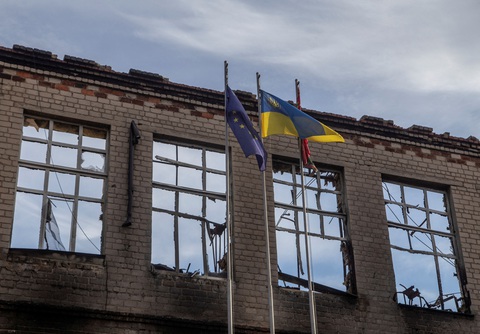 Quốc kỳ Ukraine và cờ Liên minh châu Âu tung bay tại một ngôi trường bị phá hủy bởi pháo kích của Nga ở Avdiivka, vùng Donetsk - Ảnh: REUTERS Quốc kỳ Ukraine và cờ Liên minh châu Âu tung bay tại một ngôi trường bị phá hủy bởi pháo kích của Nga ở Avdiivka, vùng Donetsk - Ảnh: REUTERS