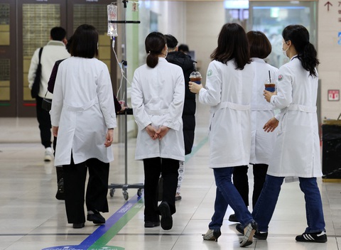 Nhân viên y tế tại một bệnh viện đại học ở Gwangju, Hàn Quốc, ngày 19-2 - Ảnh: AFP Nhân viên y tế tại một bệnh viện đại học ở Gwangju, Hàn Quốc, ngày 19-2 - Ảnh: AFP