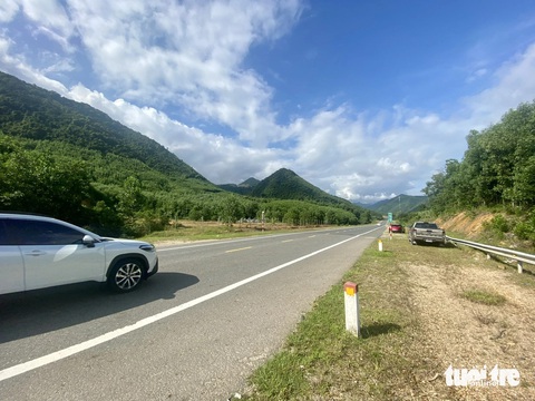 Đoạn Hòa Liên - La Sơn - Cam Lộ thiếu chuẩn cao tốc thế nào?- Ảnh 3. Đoạn từ Hòa Liên - La Sơn giai đoạn 1 đã đắp nền đường rất rộng, nếu được đầu tư giai đoạn 2 sẽ rút ngắn thời gian hoàn thiện - Ảnh: TRƯỜNG TRUNG