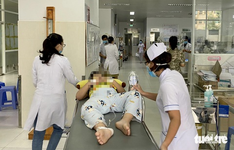 Hai trẻ nghi ngộ độc botulinum từng ăn tiệc tất niên cùng chỗ ở Thủ Đức- Ảnh 1. Trẻ nhập viện cấp cứu tại Bệnh viện Nhi đồng 2 (TP.HCM) - Ảnh: XUÂN MAI