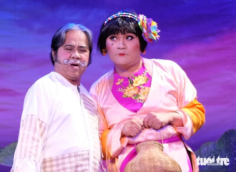 Nghệ sĩ Đại Nghĩa (bìa phải) vai cô Cám loi nhoi trong Tấm Cám đại chiến - Ảnh: LINH ĐOAN Nghệ sĩ Đại Nghĩa (phải) vai cô Cám loi nhoi trong Tấm Cám đại chiến - Ảnh: LINH ĐOAN