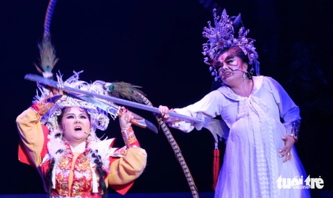Cảnh đối đầu giữa Chung Vô Diệm (bìa phải, Tú Sương đóng) và Bảo Túy Anh (Lê Thanh Thảo) - Ảnh: LINH ĐOAN Cảnh đối đầu giữa Chung Vô Diệm (phải, Tú Sương đóng) và Bảo Túy Anh (Lê Thanh Thảo) - Ảnh: LINH ĐOAN