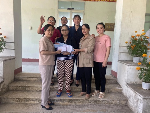 Sáng 20-2, địa phương đã tổ chức bàn giao bé trai sơ sinh bị bỏ rơi - Ảnh: UBND xã Xuân Quang 2 Sáng 20-2, địa phương đã tổ chức bàn giao bé trai sơ sinh bị bỏ rơi - Ảnh: UBND xã Xuân Quang 2