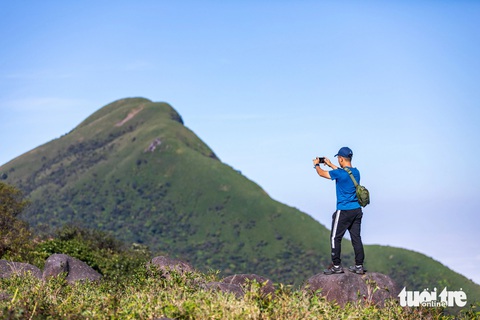 Đẹp mê mẩn đào chuông mùa xuân trên 'nóc nhà' Quảng Trị- Ảnh 8. Phía xa là đỉnh núi Voi Mẹp - nóc nhà Quảng Trị - Ảnh: HOÀNG TÁO