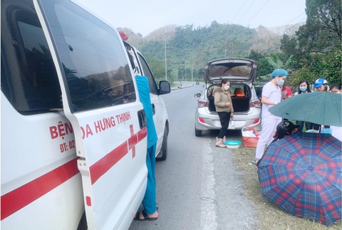Chồng đỡ đẻ cho vợ sinh 'mẹ tròn con vuông' ngay bên vệ đường- Ảnh 1. Một sản phụ ở Lào Cai đang đi trên đường bỗng chuyển dạ sớm và sinh con, được người chồng đỡ đẻ ngay bên vệ đường - Ảnh: BVĐK Hưng Thịnh