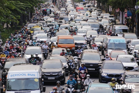 Đề xuất thay 16 chốt đèn giao thông khu sân bay Tân Sơn Nhất- Ảnh 1. Đường sá quanh sân bay Tân Sơn Nhất thường xuyên xảy ra ùn tắc giao thông. Việc đề xuất thay thế hệ thống đèn tín hiệu và kết nối về trung tâm điều khiển để quản lý nhằm theo dõi, kịp thời xử lý sự cố giao thông, giảm ùn tắc khu vực này - Ảnh: TIẾN QUỐC