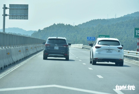 Một ô tô phía trước mang biển số 14 (Quảng Ninh) nhưng phía sau lại tháo biển số để chạy vượt tốc độ cho phép trên cao tốc Nghi Sơn - Diễn Châu sáng 12-2 - Ảnh: T.T.D. Ô tô màu đen phía trước mang biển số 14 (Quảng Ninh) nhưng phía sau lại tháo biển số để chạy vượt tốc độ cho phép trên cao tốc Nghi Sơn - Diễn Châu sáng 12-2
