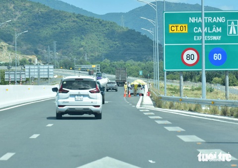 Cảnh sát giao thông xử phạt các trường hợp (do camera phát hiện) các lái xe chạy sai phép như lấn làn, quá tốc độ trên đường dẫn vào cao tốc Nha Trang - Cam Lâm sáng 2-2 - Ảnh: T.T.D. Cảnh sát giao thông xử phạt các trường hợp (do camera phát hiện) các lái xe chạy sai phép như lấn làn, quá tốc độ trên đường dẫn vào cao tốc Nha Trang - Cam Lâm sáng 2-2
