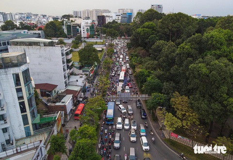 Làm cầu vượt tạm trên đường Trần Quốc Hoàn để tránh ùn tắc sân bay Tân Sơn Nhất- Ảnh 1. Giao lộ Trần Quốc Hoàn - Phan Thúc Duyện (hướng từ sân bay Tân Sơn Nhất đi vòng xoay Lăng Cha Cả, quận Tân Bình, TP.HCM) - Ảnh: CHÂU TUẤN