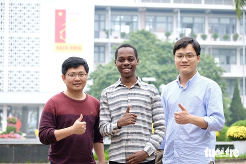 Chàng sinh viên Bách khoa 'Đức Đen' gây sốt với vai diễn trong Đào, phở và piano- Ảnh 2. Oraiden bất ngờ được nhiều người biết đến sau khi đóng vai lính Pháp trong phim Đào, phở và piano. Trong ảnh: hai giảng viên check-in cùng Oraiden - Ảnh: NGUYÊN BẢO
