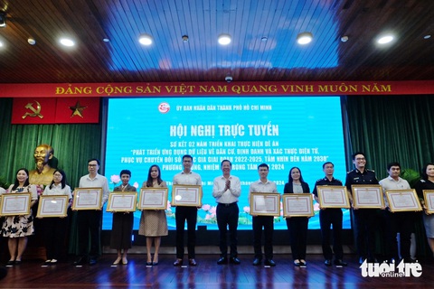 Đến cuối 2025, mọi hoạt động hành chính ở TP.HCM diễn ra trên nền tảng số- Ảnh 2. Có 65 tập thể và 105 cá nhân được tặng bằng khen của UBND TP.HCM có thành tích xuất sắc trong 2 năm thực hiện đề án 06 - Ảnh: PHƯƠNG NHI