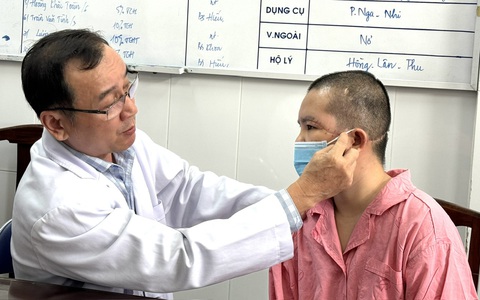 Lần đầu tiên Bệnh viện Chợ Rẫy nối thành công toàn bộ da đầu bị lóc cho bệnh nhân- Ảnh 1. Một tháng sau phẫu thuật, bệnh nhân bị lóc toàn bộ da đầu đã có sức khỏe tốt, tóc mọc dài - Ảnh: THU HIẾN
