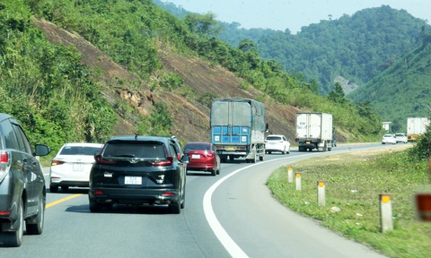 Nhiều xe coi nhẹ cảnh báo vượt ẩu, dù lưu lượng xe lưu thông những ngày Tết rất đông qua đoạn  Hòa Liên - La Sơn - Ảnh: TRƯỜNG TRUNG