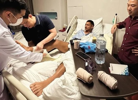Cầu thủ giàu nhất thế giới Faiq Bolkiah bị chấn thương nặng- Ảnh 1. Faiq Bolkiah đang được điều trị ở bệnh viện Thái Lan - Ảnh: Jam Press