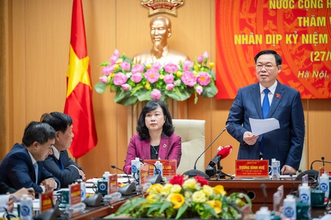 Chủ tịch Quốc hội mong ngành y tế tiếp tục vượt khó- Ảnh 1. Chủ tịch Quốc hội Vương Đình Huệ và đoàn công tác thăm và làm việc với Bộ Y tế - Ảnh: BỘ Y TẾ