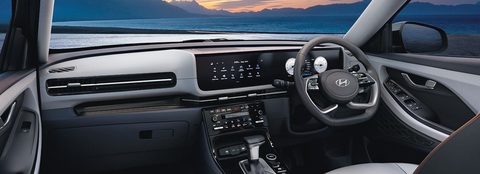 Hyundai Creta mới ra mắt đã 'cháy hàng', cứ 5 phút bán 1 xe- Ảnh 3. Nội thất xe hiện đại hơn đáng kể nhờ dàn màn hình mới lấy từ các dòng xe cấp cao hơn xuống - Ảnh: Hyundai