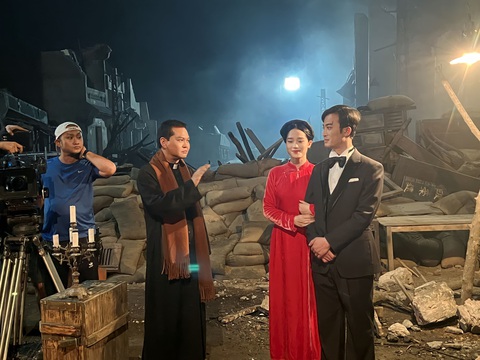 Nhan sắc nữ chính có cảnh nóng gây sốt trong 'Đào, phở và piano'- Ảnh 1. Cao Thị Thùy Linh, Doãn Quốc Đam và NSND Trung Hiếu trong phim Đào, phở và piano