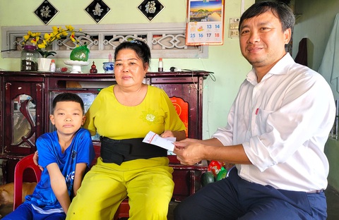 Ông Võ Anh Khoa, đại diện cho ông Đinh Hoàng Hà, đến thăm hỏi và trao hỗ trợ gia đình em Thái Bảo - Ảnh: NGUYỄN HOÀNG Ông Võ Anh Khoa, đại diện cho ông Đinh Hoàng Hà, đến thăm hỏi và trao hỗ trợ gia đình em Thái Bảo - Ảnh: NGUYỄN HOÀNG
