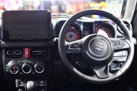 Suzuki Jimny 5 cửa chốt 1.200 đơn đặt hàng chỉ sau 3 ngày ra mắt- Ảnh 3. Nội thất xe, ngoài việc có hàng ghế sau và khoang hành lý rộng hơn đáng kể, không có gì khác bản 3 cửa - Ảnh: Komas