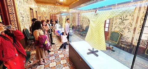 Du khách đổ về tham quan điện Kiến Trung trong ngày mùng 1 Tết Giáp Thìn - Ảnh: THÁI LỘC Du khách đổ về tham quan điện Kiến Trung trong ngày mùng 1 Tết Giáp Thìn - Ảnh: THÁI LỘC