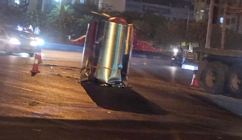Cuộn tôn rơi từ xe container, đè nát đầu ô tô con- Ảnh 2. Một cuộn tôn nằm dưới lòng đường sau sự cố - Ảnh: Q.A.