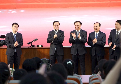 Chủ tịch nước dâng hương ở di tích Cổ Loa, trò chuyện với học sinh Đông Anh- Ảnh 2. Chủ tịch nước Võ Văn Thưởng trò chuyện cùng các em học sinh - Ảnh: THÀNH ỦY HÀ NỘI