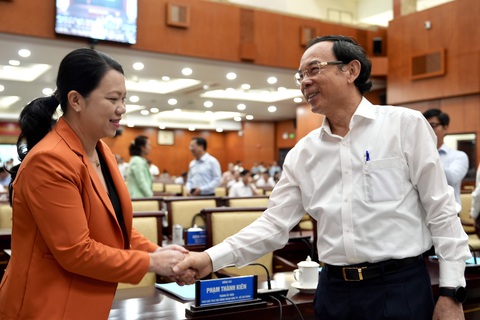 TP.HCM chi gần 1.300 tỉ đồng chăm lo Tết; người dân mong xem lại việc cho đốt pháo hoa- Ảnh 1. Bí thư Thành ủy TP.HCM Nguyễn Văn Nên trao đổi với các đại biểu tại hội nghị - Ảnh: HỮU HẠNH