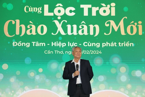 Trên 1.000 nông dân và đại lý họp mặt ‘Cùng Lộc Trời chào xuân mới’- Ảnh 2. Ông Huỳnh Văn Thòn - chủ tịch Hội đồng quản trị Tập đoàn Lộc Trời phát biểu tại buổi lễ - Ảnh: LT