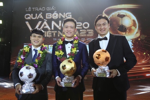 Tranh cãi khi Hoàng Đức bất ngờ giành Quả bóng vàng Việt Nam 2023- Ảnh 2. Tuấn Hải, Hoàng Đức, Văn Lâm trên bục vinh danh - Ảnh: QUANG THỊNH
