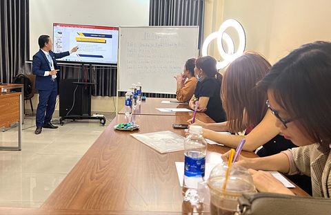 Một lớp học livestream tại TP.HCM đào tạo các kỹ năng, cách lên kịch bản buổi livestream… - Ảnh: YẾN TRINH Một lớp học livestream tại TP.HCM đào tạo các kỹ năng, cách lên kịch bản buổi livestream… - Ảnh: YẾN TRINH