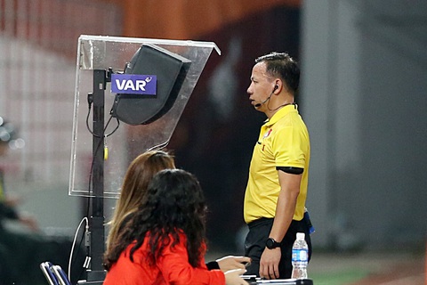 VAR hỗ trợ trọng tài Nguyễn Trung Kiên không bỏ sót tình huống cầu thủ Hải Phòng phạm lỗi trong vòng cấm và thổi penalty cho Nam Định ở trận CLB Nam Định thắng 3-1 trước CLB Hải Phòng - Ảnh: HOÀNG TÙNG VAR hỗ trợ trọng tài Nguyễn Trung Kiên không bỏ sót tình huống cầu thủ Hải Phòng phạm lỗi trong vòng cấm và thổi penalty cho Nam Định ở trận CLB Nam Định thắng 3-1 trước CLB Hải Phòng - Ảnh: HOÀNG TÙNG