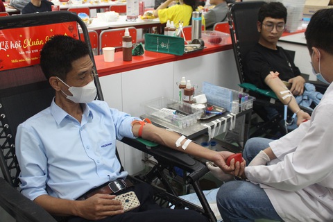 Anh Tường Duy Đông (quận Hà Đông, Hà Nội) tranh thủ giờ nghỉ trưa để hiến máu tình nguyện tại Lễ hội Xuân hồng - Ảnh: DƯƠNG LIỄU Anh Tường Duy Đông (quận Hà Đông, Hà Nội) tranh thủ giờ nghỉ trưa để hiến máu tình nguyện tại Lễ hội Xuân hồng - Ảnh: DƯƠNG LIỄU