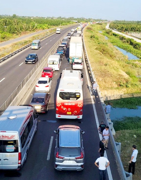 Kẹt xe kéo dài trên cao tốc Trung Lương - Mỹ Thuận, nhiều tài xế chờ quá lâu đã xuống xe hóng mát - Ảnh: KHẮC CƯỜNG Kẹt xe kéo dài trên cao tốc Trung Lương - Mỹ Thuận, nhiều tài xế chờ quá lâu đã xuống xe hóng mát - Ảnh: KHẮC CƯỜNG