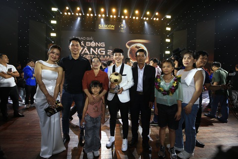 Thủ môn Kim Thanh: Từ cô gái làm rẫy đến Quả bóng vàng Việt Nam- Ảnh 4. Kim Thanh vui vẻ cùng đại gia đình của mình sau lễ trao giải - Ảnh: PHƯƠNG NGHI