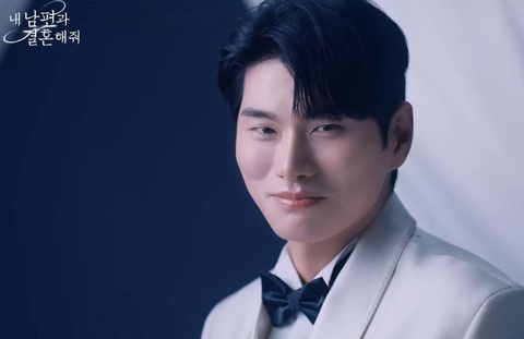 'Chồng đểu' của Park Min Young bị chửi vẫn 'vui như Tết'- Ảnh 3. Lee Yi Kyung hạnh phúc khi