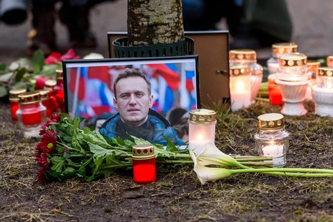Nến và hoa đặt cạnh bức ảnh của cố chính trị gia đối lập Alexei Navalny trước Đại sứ quán Nga ở Riga, Latvia, ngày 16-2 - Ảnh: AFP Nến và hoa đặt cạnh bức ảnh của cố chính trị gia đối lập Alexei Navalny trước Đại sứ quán Nga ở Riga, Latvia, ngày 16-2 - Ảnh: AFP