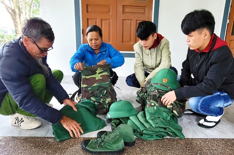 Ba mẹ hỗ trợ hai con trai sinh đôi Phạm Công Anh - Phạm Công Nhật sắp xếp tư trang chuẩn bị nhập ngũ - Ảnh: XUÂN LIỆU Ba mẹ hỗ trợ hai con trai sinh đôi Phạm Công Anh - Phạm Công Nhật sắp xếp tư trang chuẩn bị nhập ngũ - Ảnh: XUÂN LIỆU