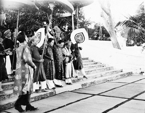 Sau khi phu quân Khải Định thăng hà, bà Ân Phi qua cung Diên Thọ hầu hạ Khôn Nguyên Hoàng thái hậu (Thánh Cung - mẹ đích của vua Khải Định) - Ảnh tư liệu Sau khi phu quân Khải Định thăng hà, bà Ân Phi qua cung Diên Thọ hầu hạ Khôn Nguyên Hoàng thái hậu (Thánh Cung - mẹ đích của vua Khải Định) - Ảnh tư liệu