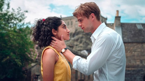 Chuyện tình hơn 20 năm của Anne Hathaway trong One Day lên truyền hình- Ảnh 1. One Day là câu chuyện tình yêu lãng mạn nhưng cũng nhiều tiếc nuối - Ảnh: Empire