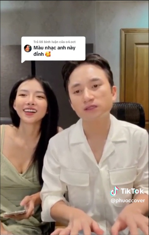 Phan Mạnh Quỳnh bị bà xã 'tố' một tật xấu trên livestream- Ảnh 2. Bà xã Khánh Vy nhiệt tình cùng ông xã giao lưu với người hâm mộ