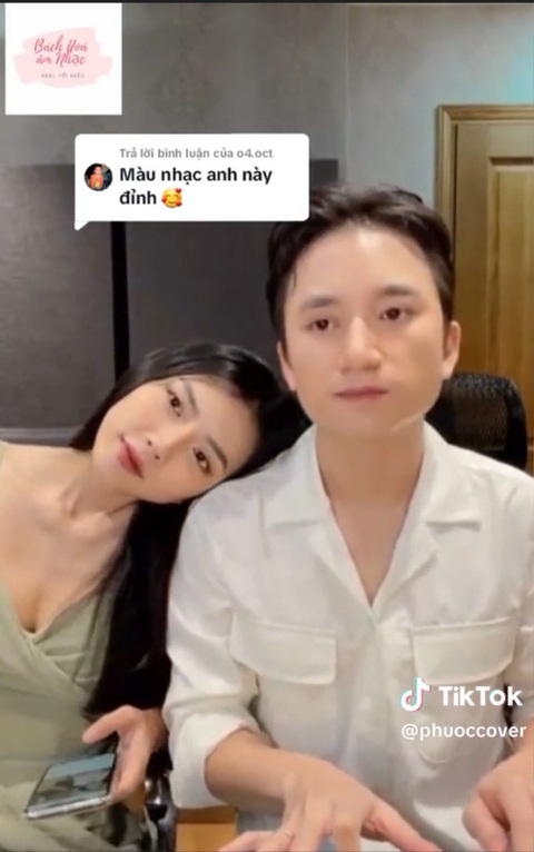 Phan Mạnh Quỳnh bị bà xã 'tố' một tật xấu trên livestream- Ảnh 3. Nhiệt tình tương tác khi chồng biểu diễn nhưng sau đó Khánh Vy lại thẳng thừng bóc phốt Phan Mạnh Quỳnh hay "mất trí nhớ" khi quên lời ca khúc trên sóng livestream