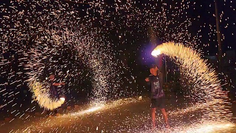 Nhiều người dân đốt pháo tại các tỉnh miền Tây - Ảnh: HOÀI THƯƠNG Nhiều người dân đốt pháo tại các tỉnh miền Tây - Ảnh: HOÀI THƯƠNG