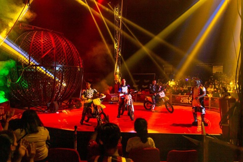 Great British Circus bùng nổ cùng khán giả tại Celadon City- Ảnh 3. Pha biểu diễn moto nghệ thuật trong lồng sắt đầy kịch tính