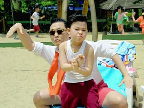 'PSY nhí' gốc Việt từng gây sốt trong MV Gangnam Style lột xác ra sao?- Ảnh 1. Dancer nhí Hwang Min Woo và PSY trong siêu hit tỉ view Gangnam Style từng gây bão khắp toàn cầu