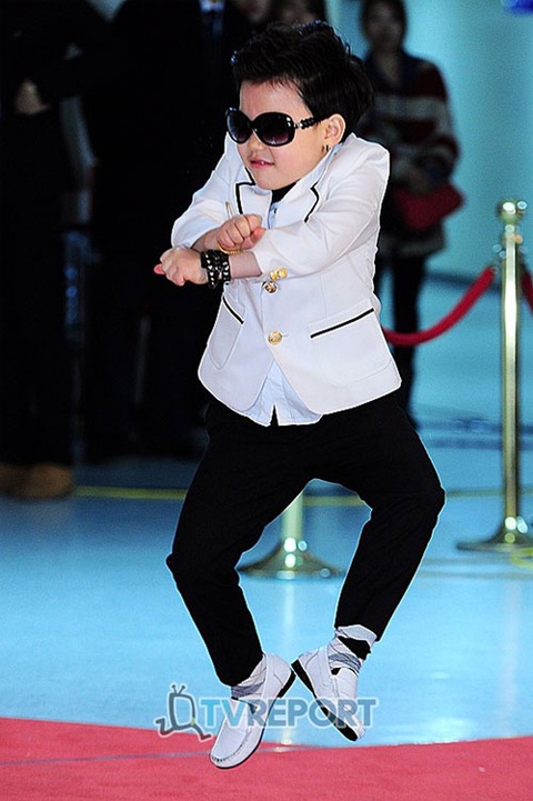 'PSY nhí' gốc Việt từng gây sốt trong MV Gangnam Style lột xác ra sao?- Ảnh 2. Biểu cảm lí lắc, bước nhảy điêu luyện của cậu nhóc 7 tuổi giúp Hwang Min Woo được đặt biệt danh