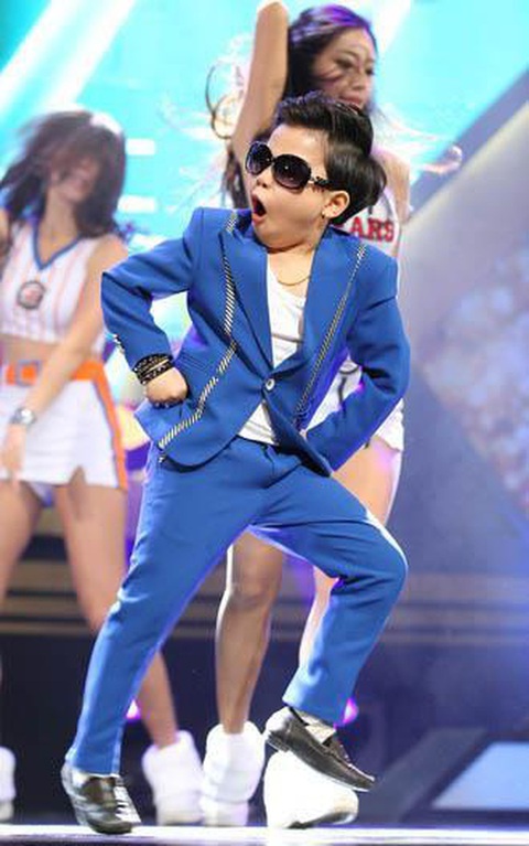 'PSY nhí' gốc Việt từng gây sốt trong MV Gangnam Style lột xác ra sao?- Ảnh 3. PSY nhí đắt show từ âm nhạc đến truyền hình thực tế nhờ độ hot của MV tỷ view đầu tiên của Kpop này.